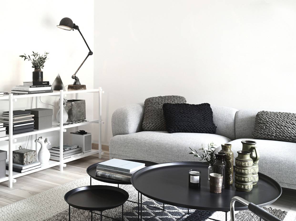 salón blanco, negro y gris